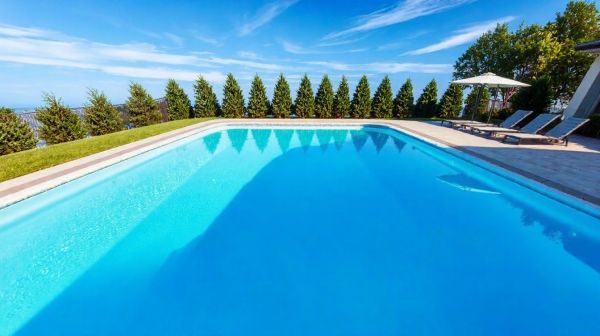 Choisir une piscine coque : pourquoi opter pour le polyester 10 ans