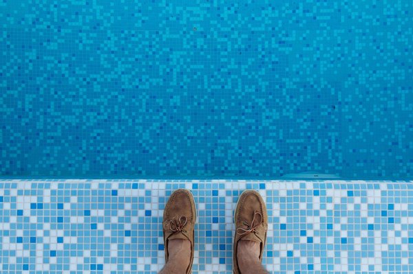 Comment réaliser une piscine avec un espace lounge immergé pour des soirées détente ?