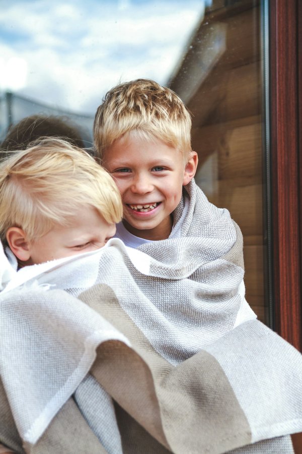 Découvrez le luxe des plaids en fausse fourrure